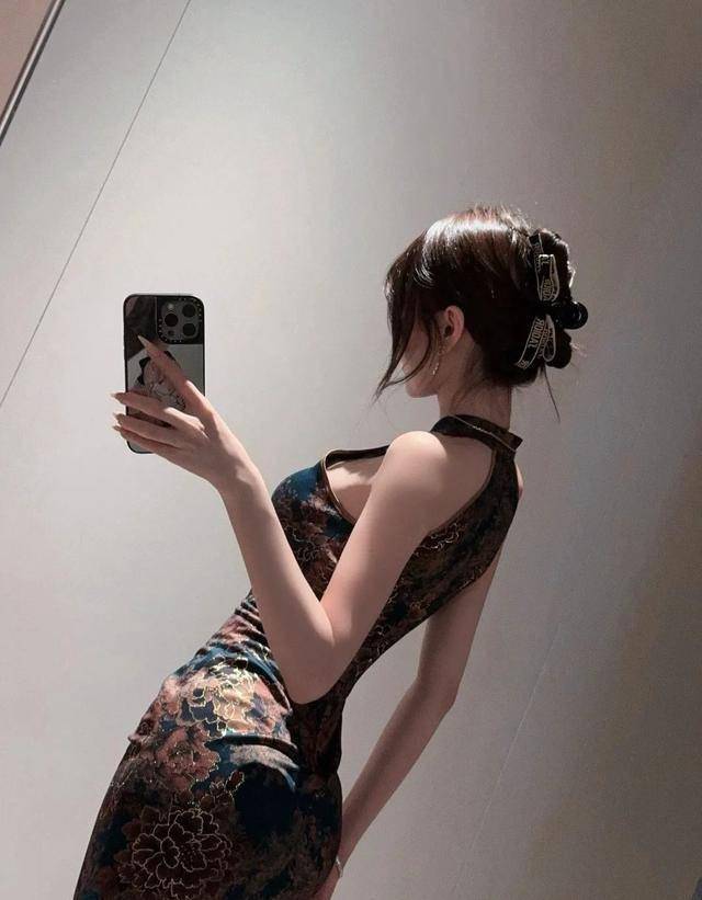 团儿紧身旗袍尽显身材这腰真的是绝了！九游会真人游戏第一品牌美女主播_腐(图9)