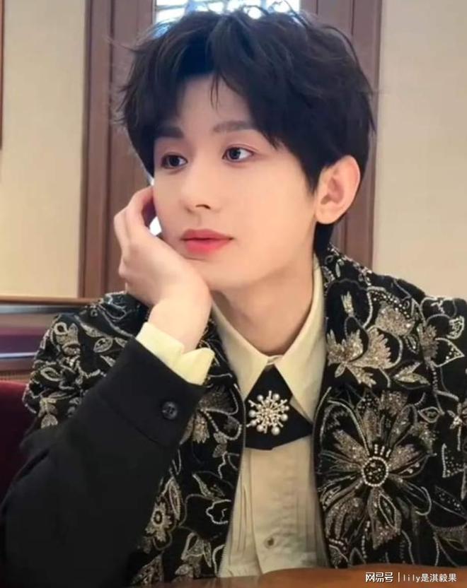 自拍杆还好没让成毅拍不然大家都得变小驴J9真人游戏第一品牌腾讯真会玩给i人(图4)
