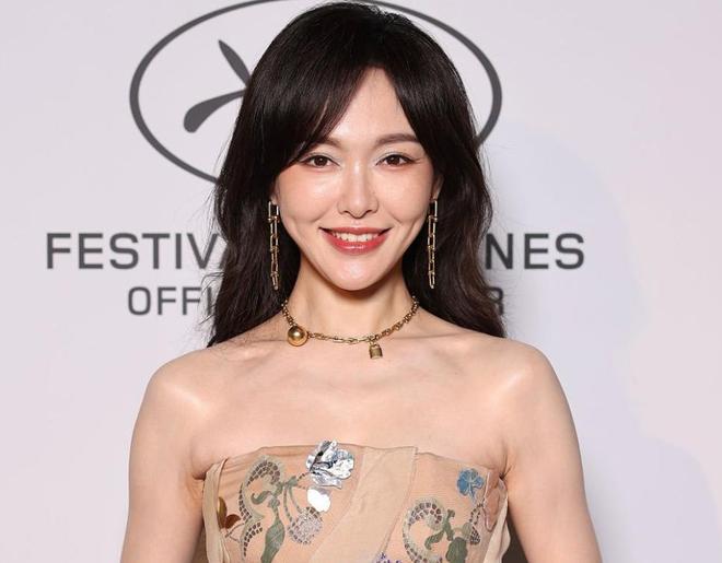 ！戛纳红毯生图：苹果肌下垂鱼尾纹能当眼线J9真人游戏第一品牌41岁唐嫣断崖式衰老(图9)
