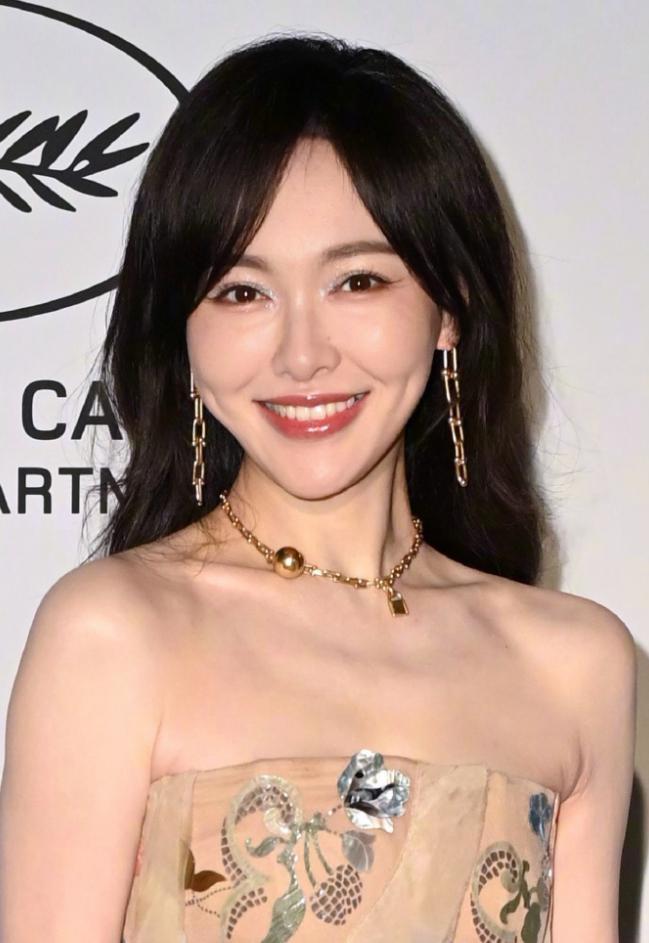 ！戛纳红毯生图：苹果肌下垂鱼尾纹能当眼线J9真人游戏第一品牌41岁唐嫣断崖式衰老(图3)